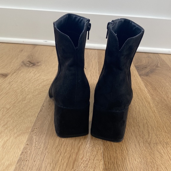 Chinese Laundry Suede healed bootie - Picture 2 of 7